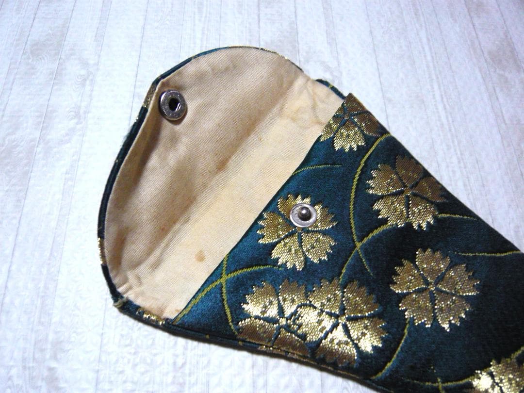 三味線　ケース入り　　撥　駒　小物付き