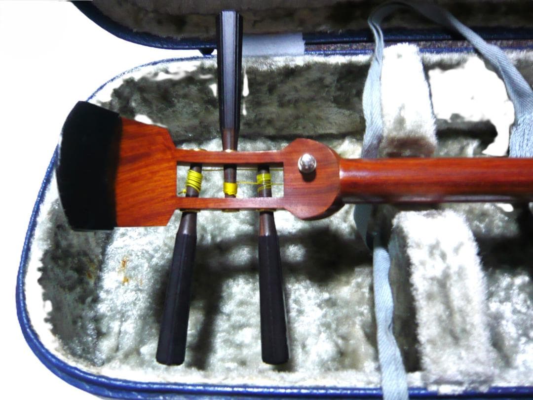 三味線　ケース入り　　撥　駒　小物付き