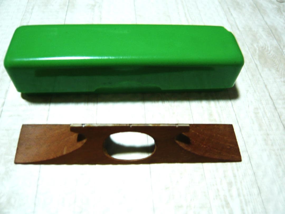 三味線　ケース入り　　撥　駒　小物付き