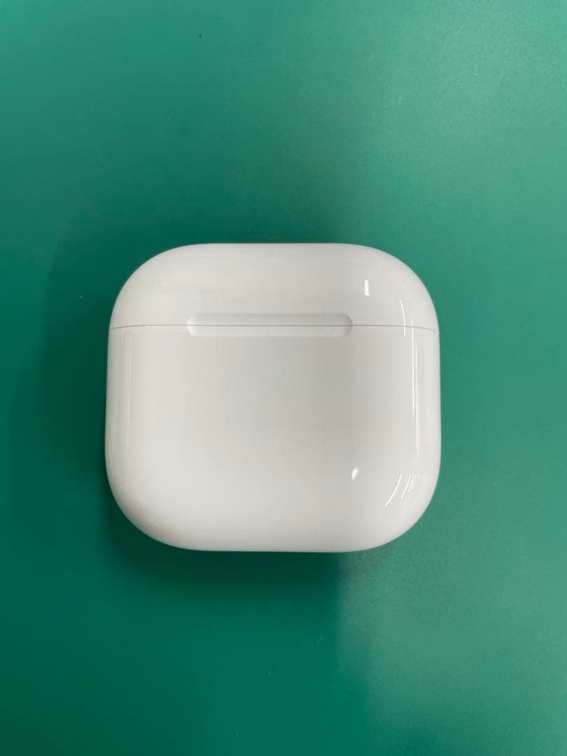 t.t. さん専用　AirPods4 本体 ホワイト カラビナ付きケース