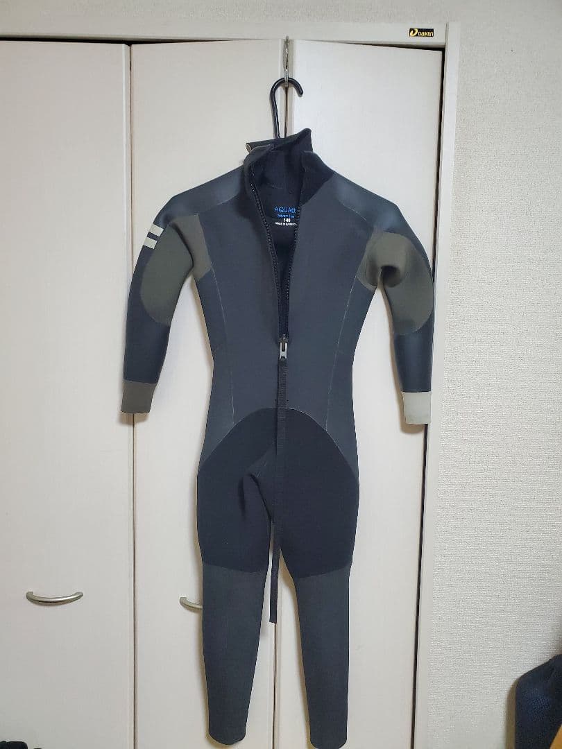 t*4様 FELLOW セミドライ　5㎜3㎜ウェットスーツ　キッズ１４０ 美品