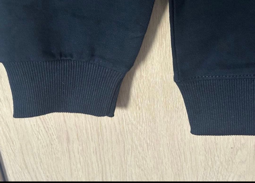 ブラック スウェット ハート刺繍