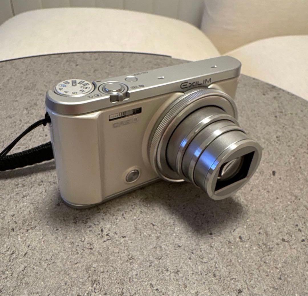 CASIO EXILIM EX-ZR3200 カメラ