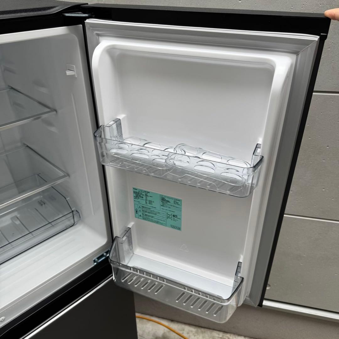 85⭐️2024年製美品★ハイアール　冷蔵庫　スリム　2ドア　マット　一人暮らし