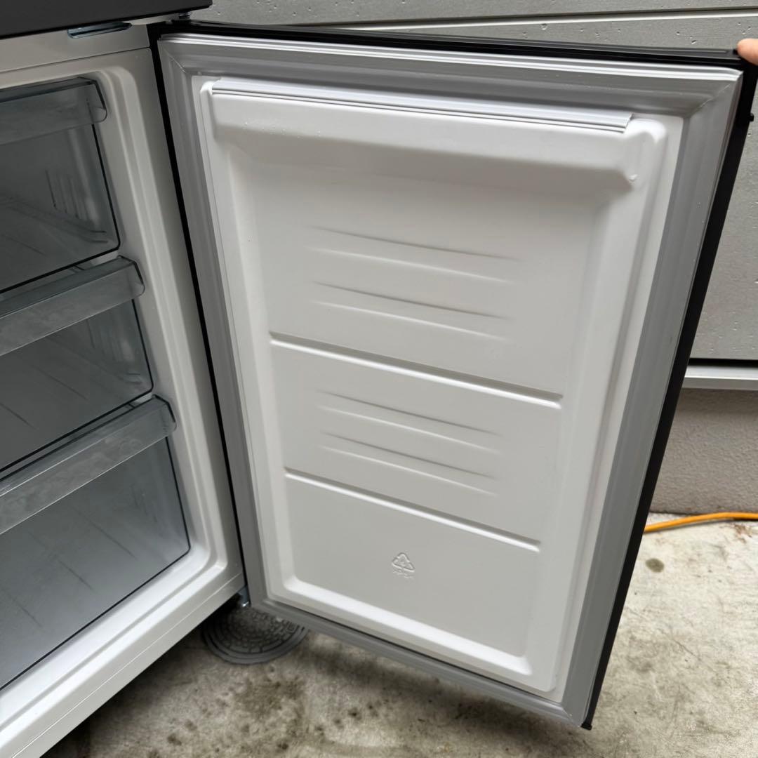 85⭐️2024年製美品★ハイアール　冷蔵庫　スリム　2ドア　マット　一人暮らし