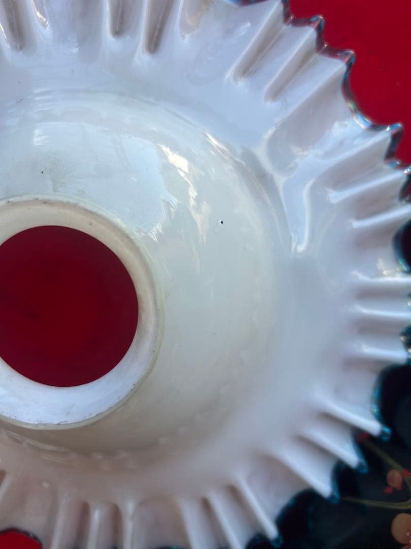 古い電笠乳白いフリルデザインのガラス製装飾品