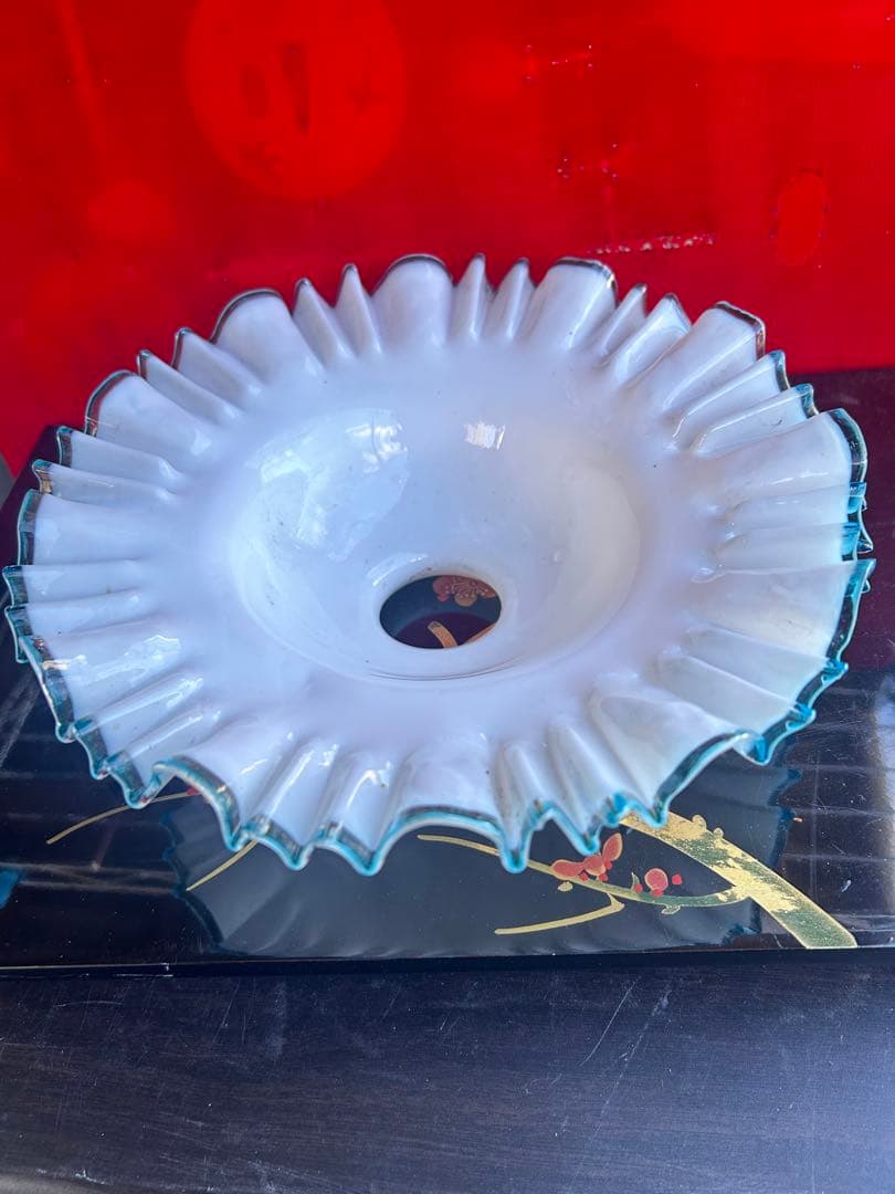 古い電笠乳白いフリルデザインのガラス製装飾品