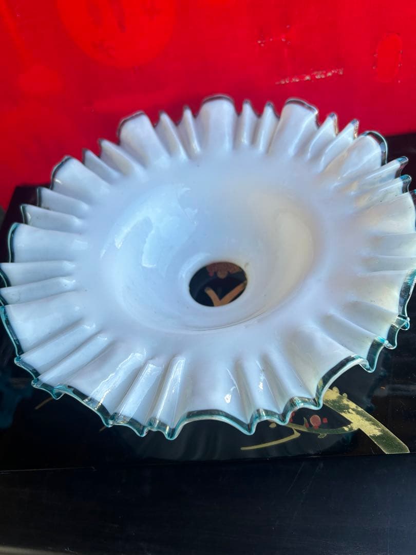 古い電笠乳白いフリルデザインのガラス製装飾品