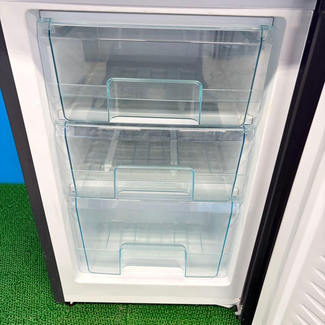 709 2023年製　大容量　冷蔵庫　100L強　小型　一人暮らし　右開き　黒色