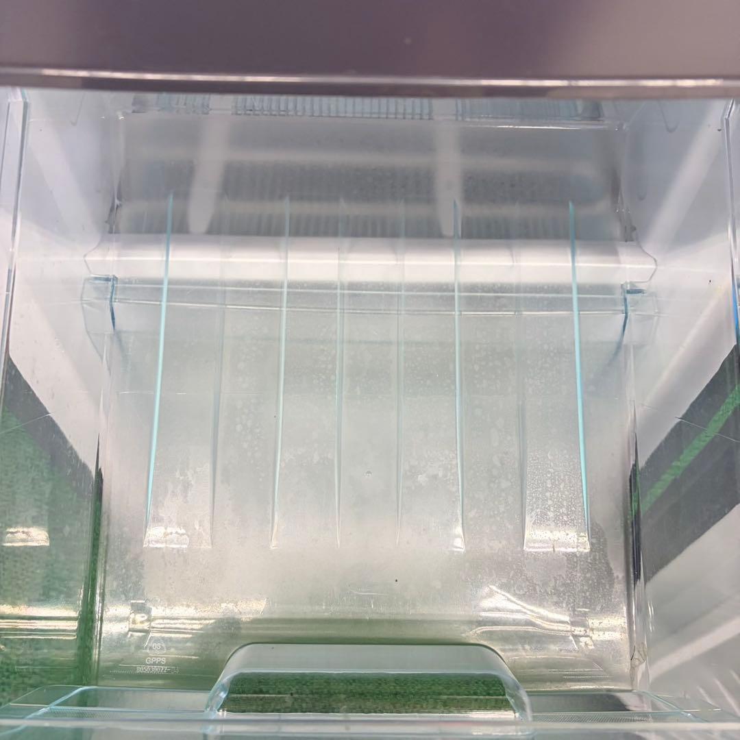 709 2023年製　大容量　冷蔵庫　100L強　小型　一人暮らし　右開き　黒色