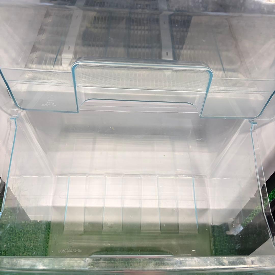 709 2023年製　大容量　冷蔵庫　100L強　小型　一人暮らし　右開き　黒色