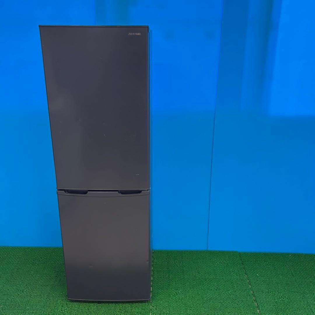 709 2023年製　大容量　冷蔵庫　100L強　小型　一人暮らし　右開き　黒色