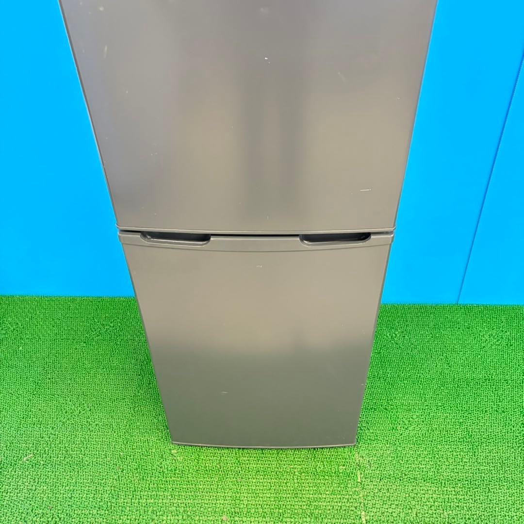 709 2023年製　大容量　冷蔵庫　100L強　小型　一人暮らし　右開き　黒色