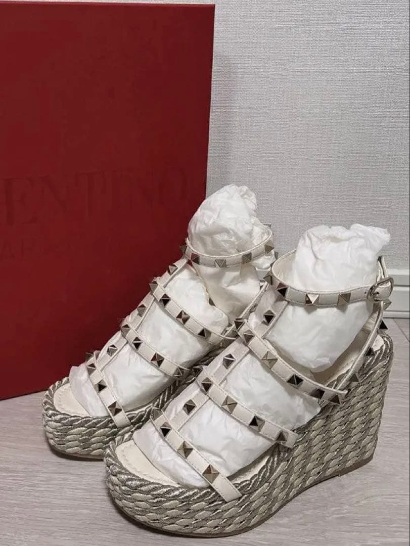 【新品未使用】VALENTINO ロックスタッズ カーフスキン ウェッジサンダル