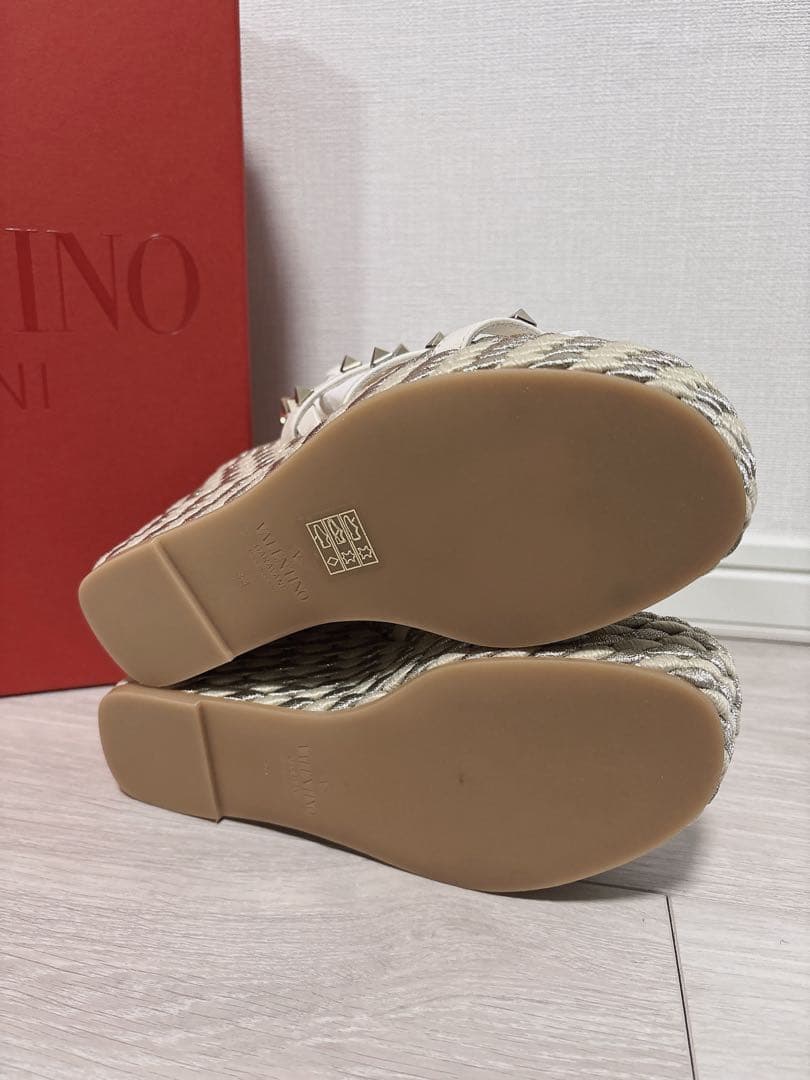 【新品未使用】VALENTINO ロックスタッズ カーフスキン ウェッジサンダル