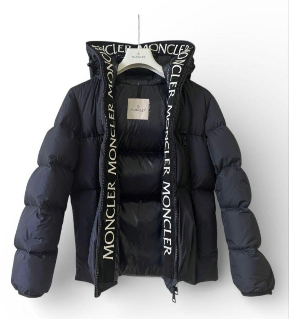 MONCLER ダウンジャケット フード付き