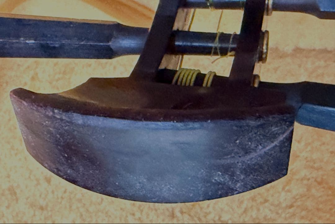 三味線　中竿　東サワリ　皮破れ無し　撥・ハードケースなど付属品多数