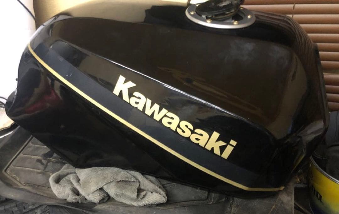 補修ベース　カワサキ　GPZ900R フューエルタンク　仏壇カラー　難有りです