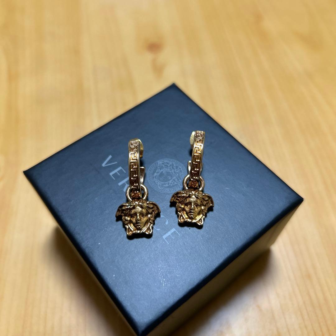 ヴェルサーチピアス