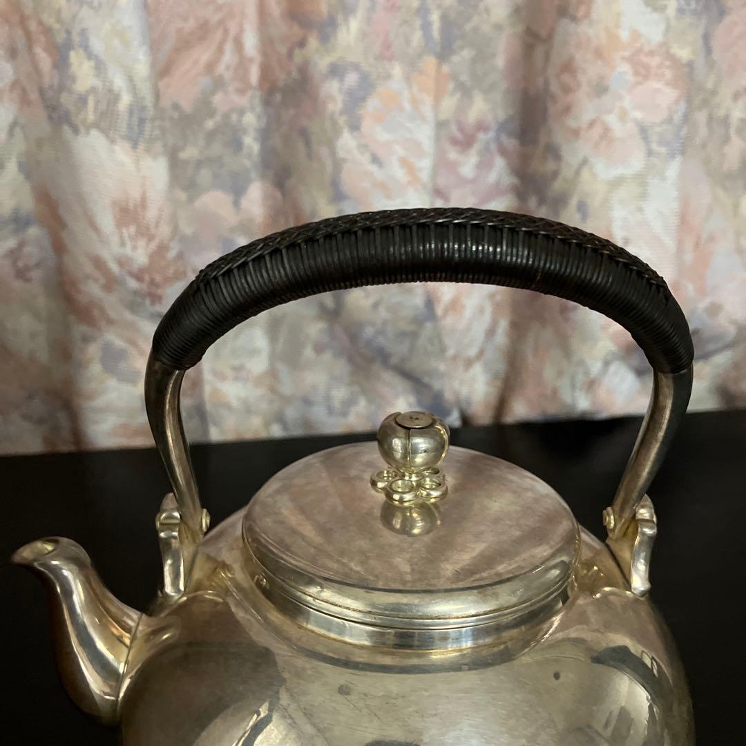 明治の金工師「中川九世浄益」作「南鐐（なんりょう）」純銀湯沸　重さ４８３㌘