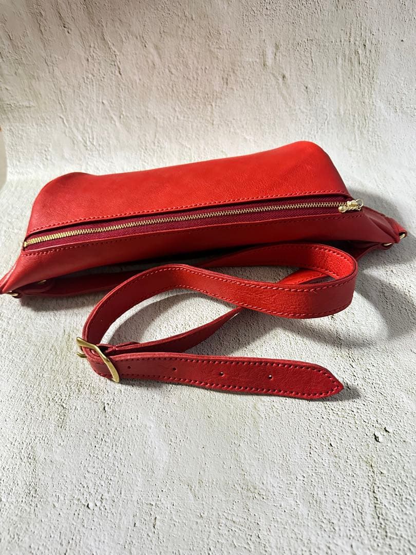 赤いレザーウエストポーチ