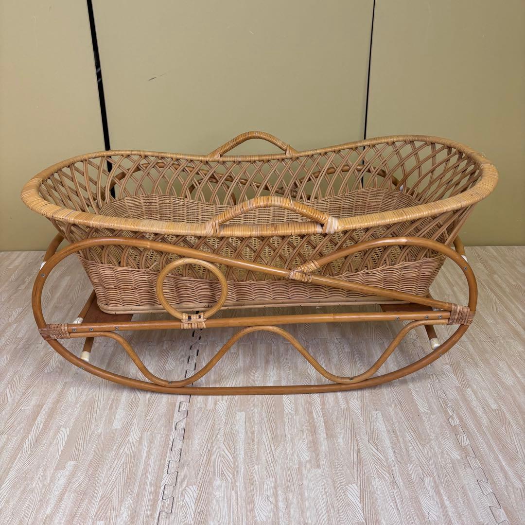籐のベビーベッド　ゆりかご　キャスタースタンド付　アンティーク