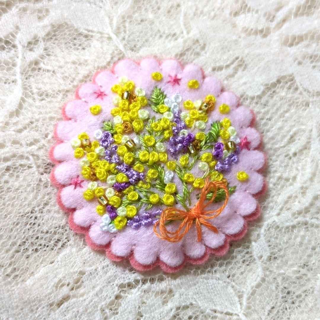 [専用　こり様]ブローチ 刺繍 フェルト ストラップ ミモザ