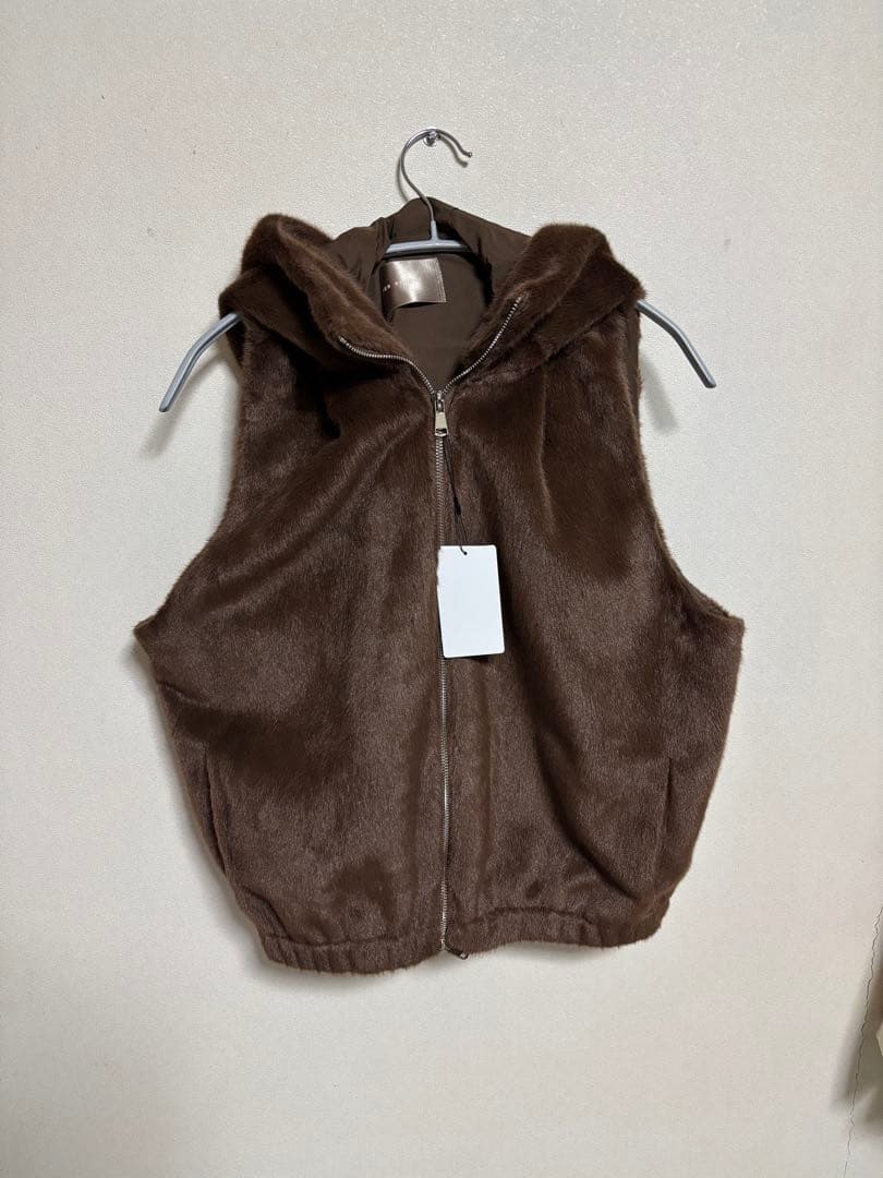 【ATELIER BRUGGE】シャーリングファーフーデッドベスト　2025