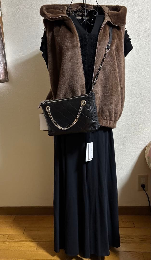 【ATELIER BRUGGE】シャーリングファーフーデッドベスト　2025