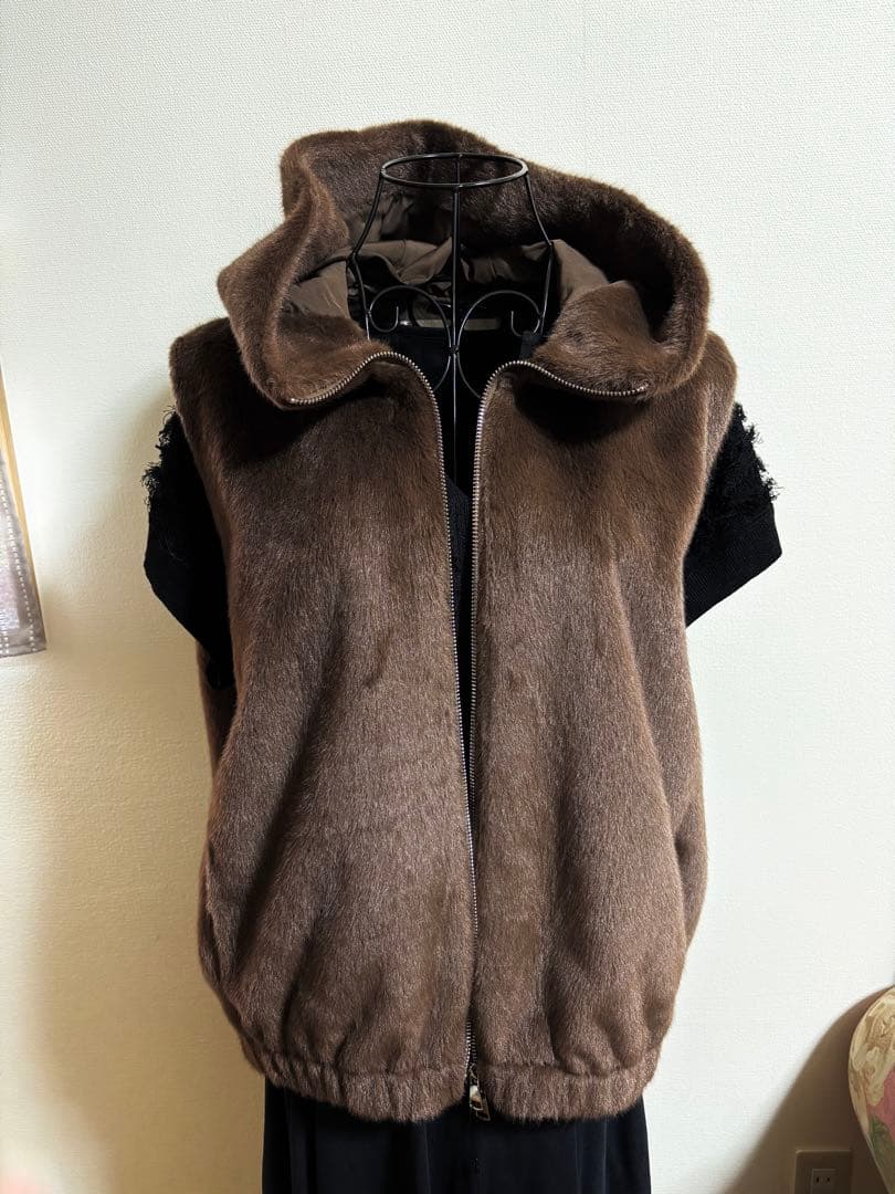 【ATELIER BRUGGE】シャーリングファーフーデッドベスト　2025