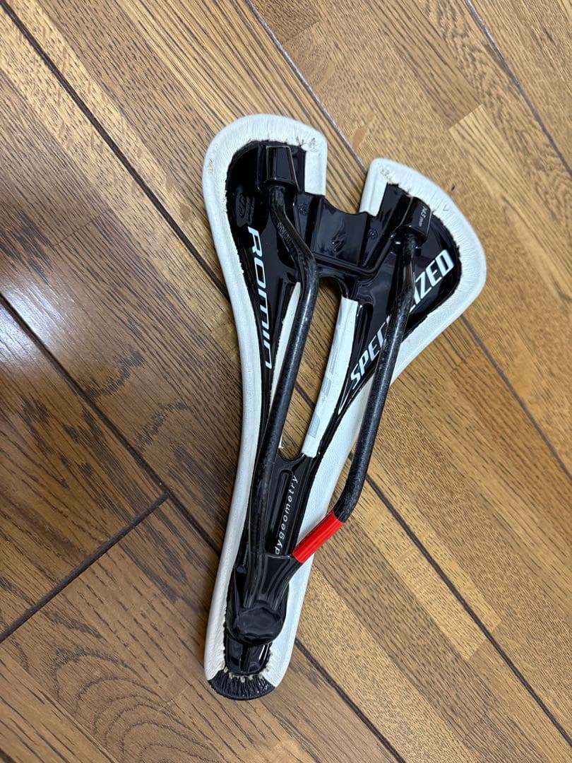 スペシャライズド ROMIN カーボンサドル 143mm