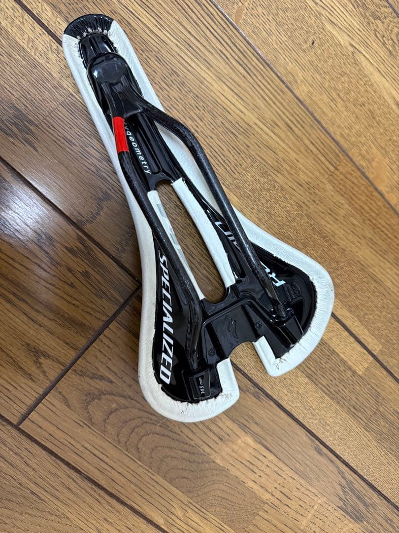 スペシャライズド ROMIN カーボンサドル 143mm
