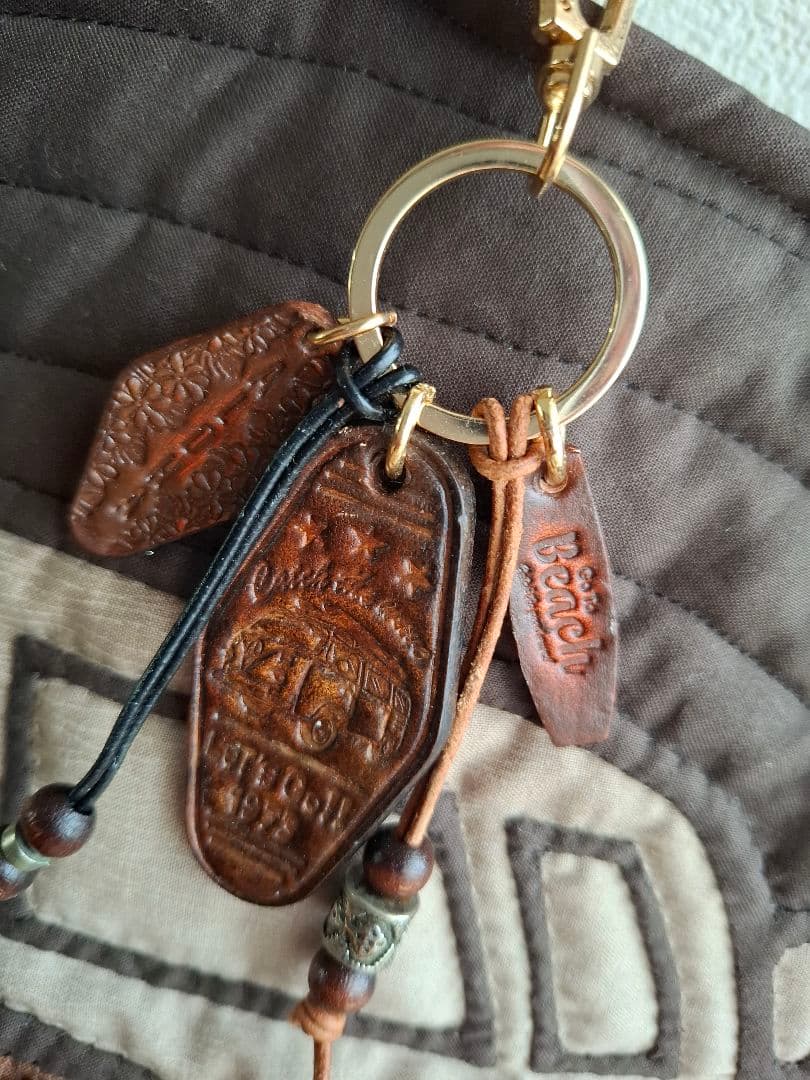 ハワイアンキルトバッグ　2WAY バス　横長　革タグチャーム付　ファスナーバッグ