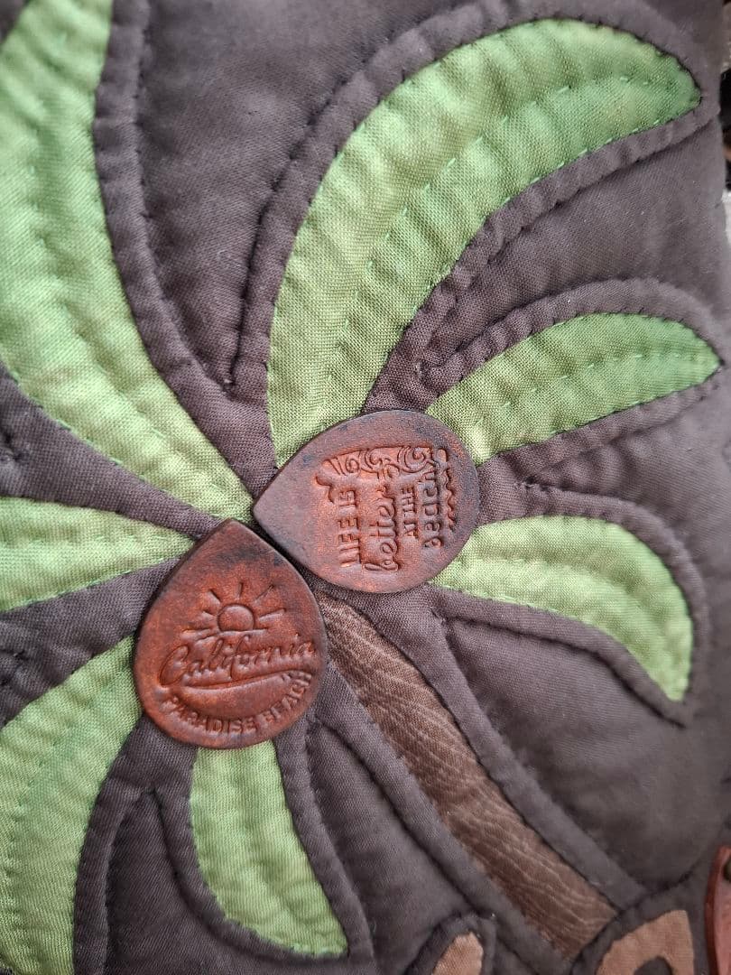 ハワイアンキルトバッグ　2WAY バス　横長　革タグチャーム付　ファスナーバッグ