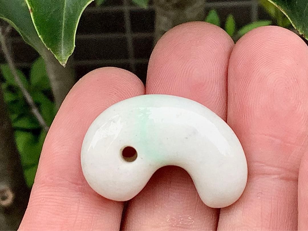 ✳綺麗な淡い緑入り　糸魚川翡翠勾玉　本物の守護石　お守りにお身近に　鑑別書取得付