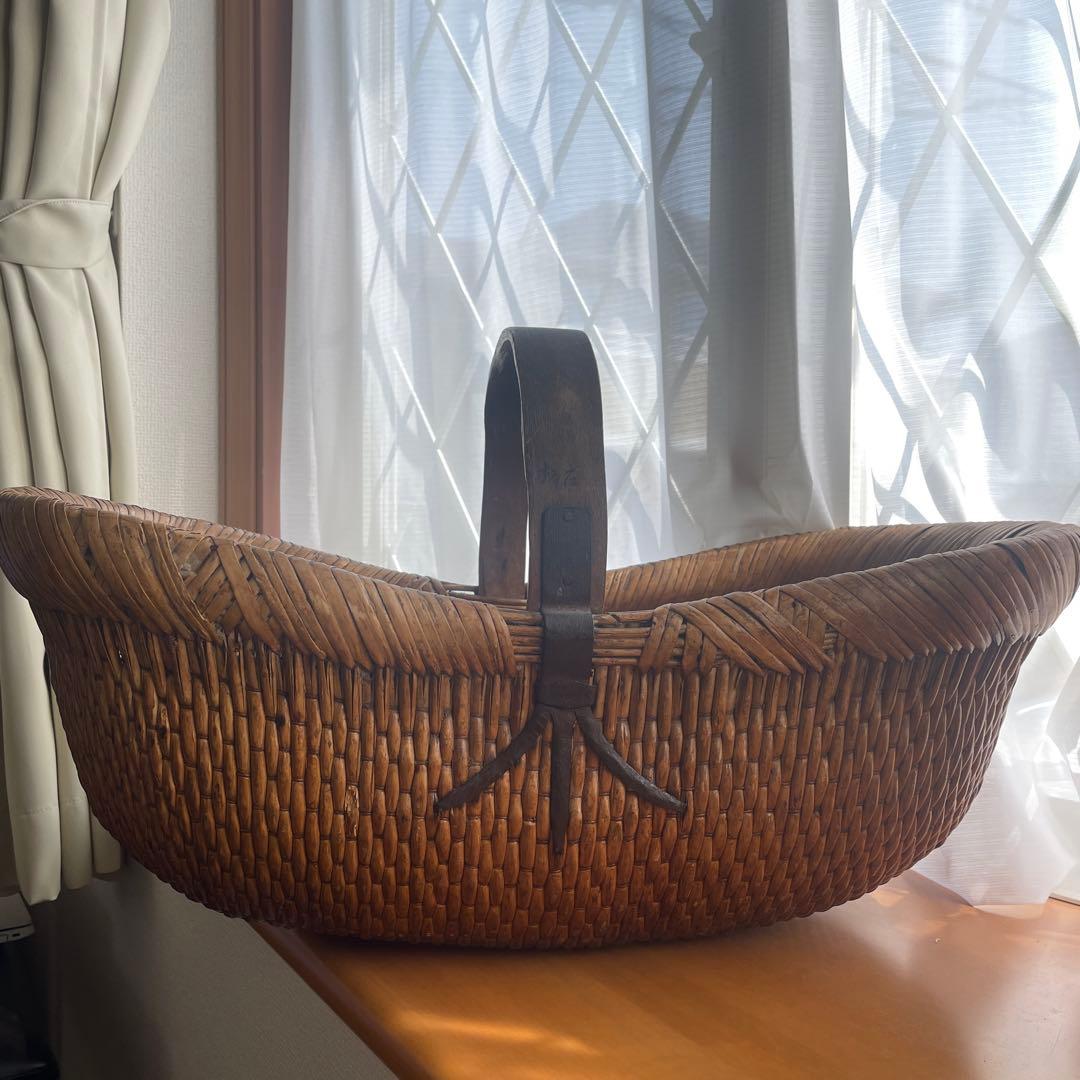 籐製　アンティーク　ハンドル付きバスケット