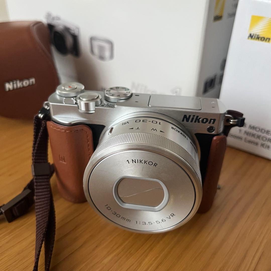 Nikon J5 ダブルレンズキット　純正カバー付