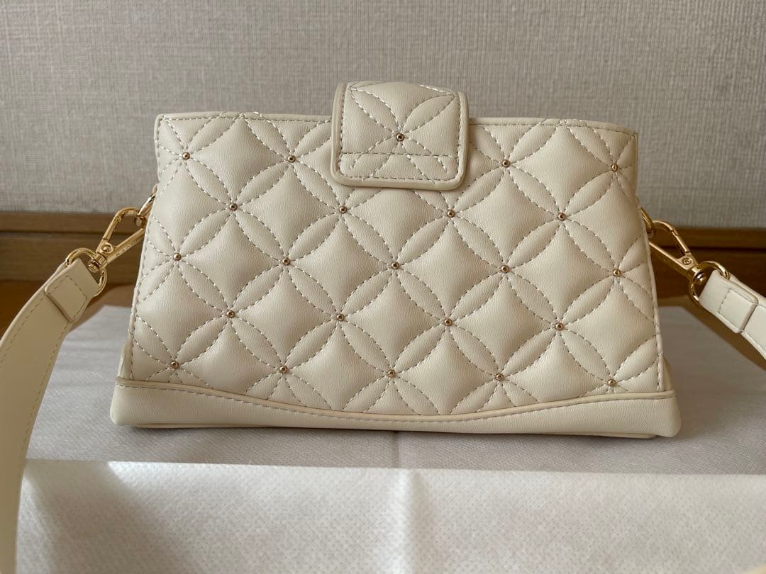 RANDA 2WAYゴールドチャームキルティングバッグ　アイボリー