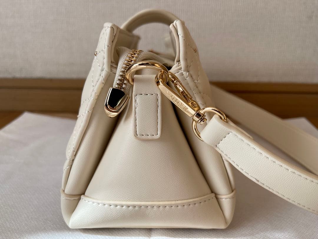 RANDA 2WAYゴールドチャームキルティングバッグ　アイボリー