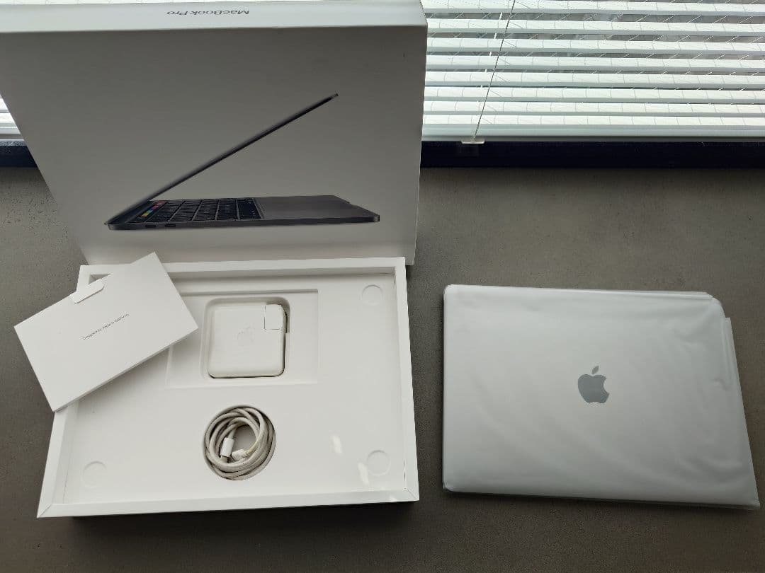 MacBook Pro 13インチ (i5/16GB/512GB) 4ポート