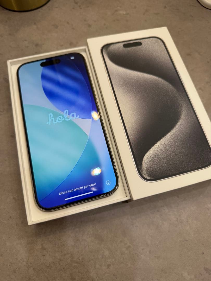 iPhone 15 Pro 256GB ホワイトチタニウム　本体　美品です！