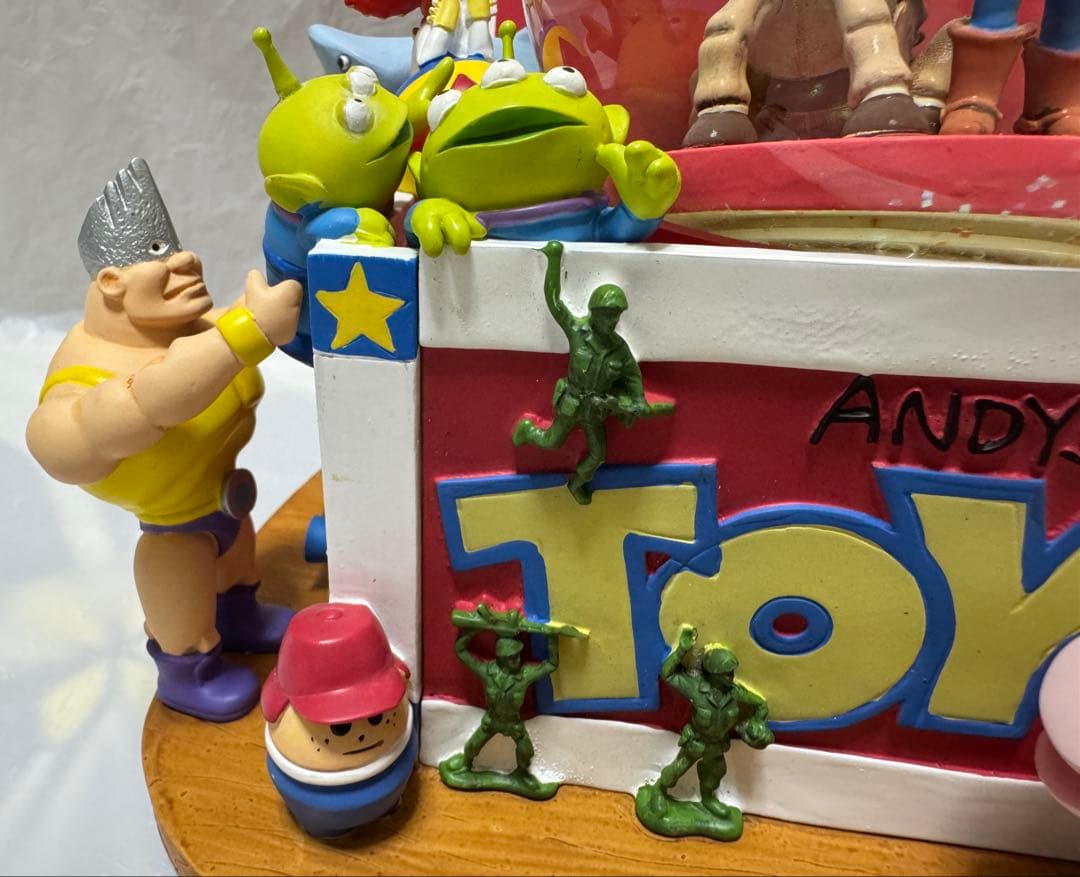 トイストーリー アンディのおもちゃ箱 ライトアップ オルゴール付 スノーグローブ