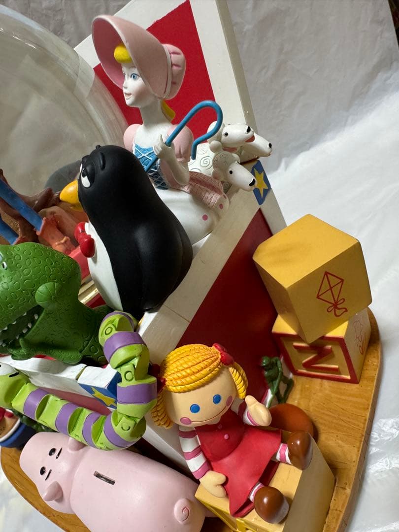 トイストーリー アンディのおもちゃ箱 ライトアップ オルゴール付 スノーグローブ