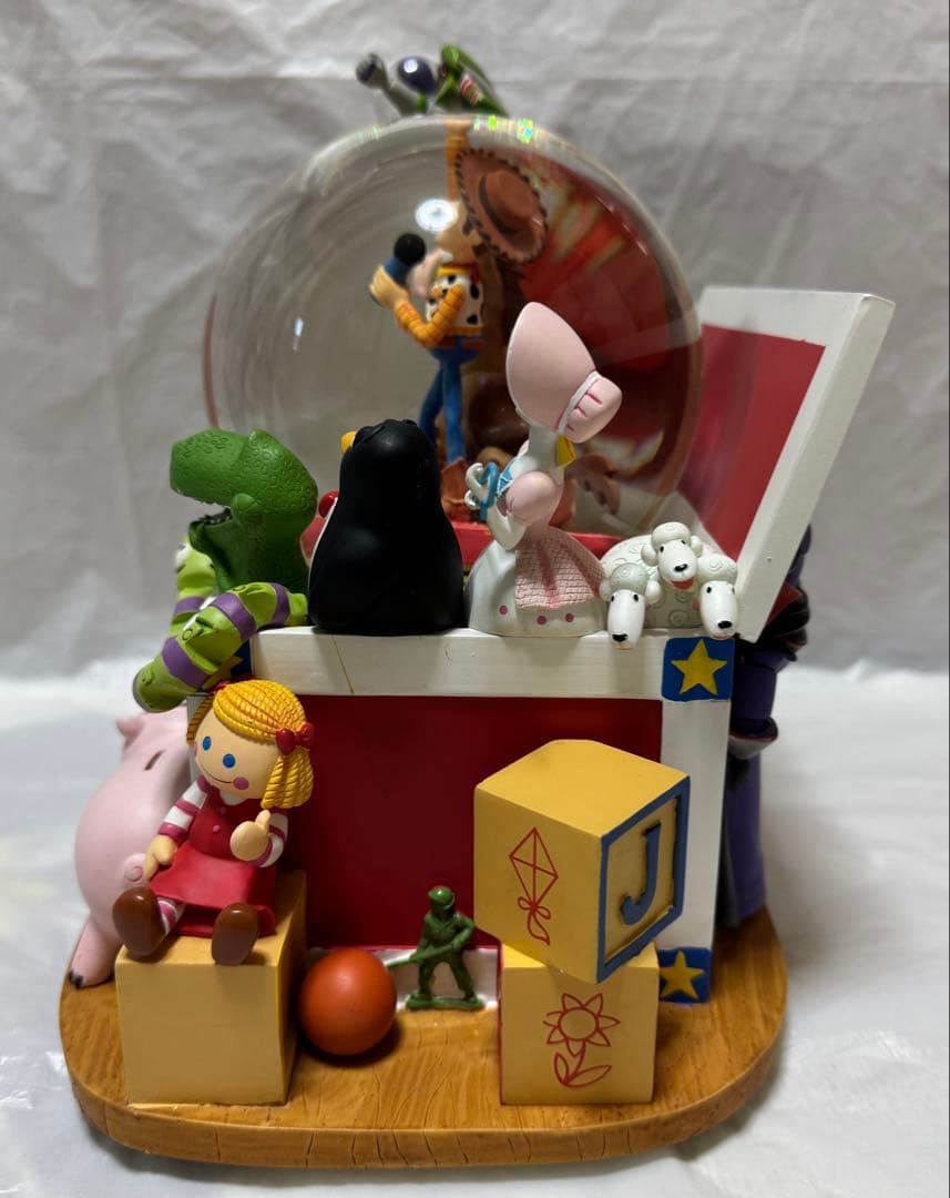 トイストーリー アンディのおもちゃ箱 ライトアップ オルゴール付 スノーグローブ