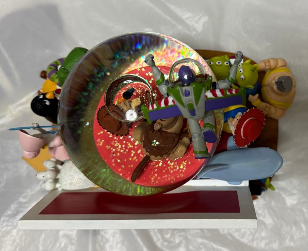 トイストーリー アンディのおもちゃ箱 ライトアップ オルゴール付 スノーグローブ