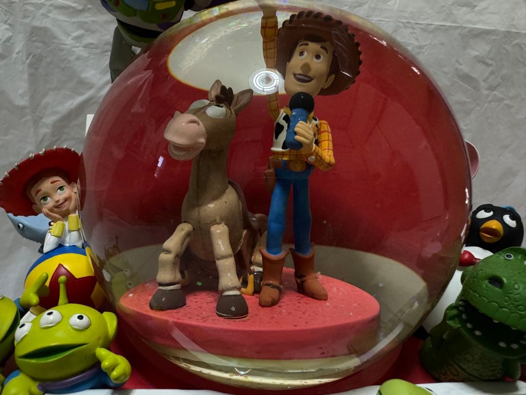 トイストーリー アンディのおもちゃ箱 ライトアップ オルゴール付 スノーグローブ