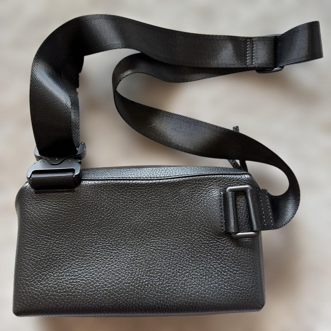 157 エッセンシャル・クロスボディ