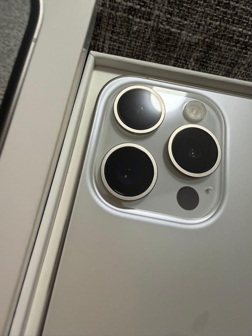 美品　SIMフリー　iPhone15PRO 128GB ホワイトチタニウム