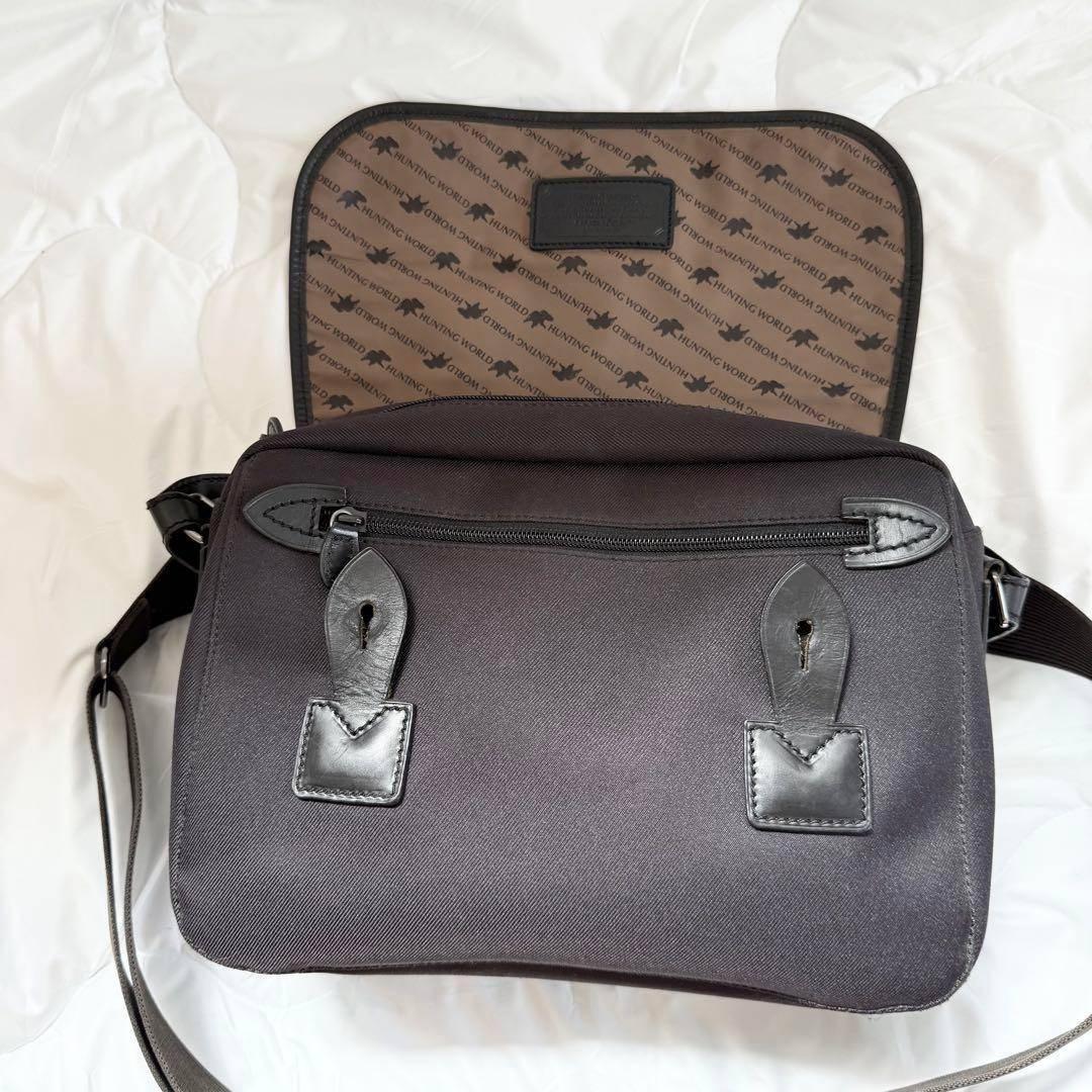 ハンティングワールド　メッセンジャーバッグ　ロゴ　キャンバス　ショルダー　黒色