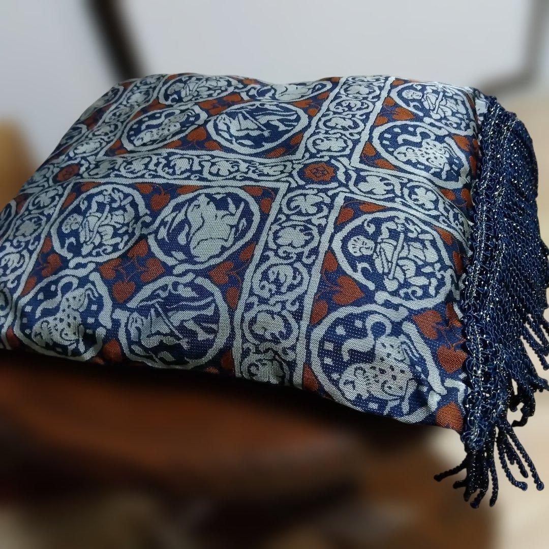 【ナリトラです】縁起置物　宝尽し図　書道の腕枕？　座布団付き